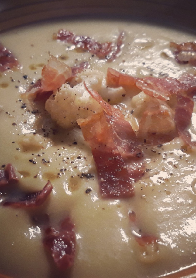 Una foto de Crema de coliflor con virutas de jamón