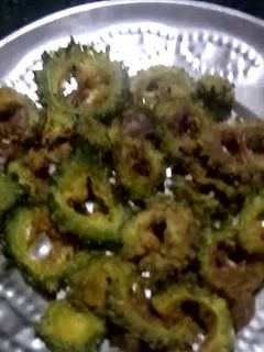 करेला क्रिस्पी चिप्स रेसिपी मुख्य फोटो