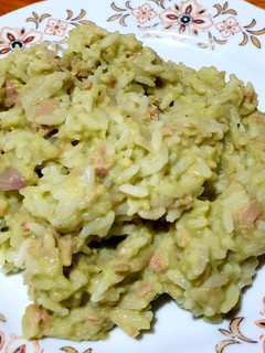 Una foto de Arroz con atún en salsa de palta