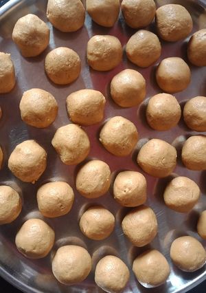 મગસ  લાડુ (Magas Laddu Recipe In Gujarati) રેસીપી મુખ્ય ફોટો