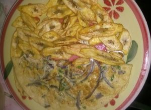 Una foto de Torta de huevo con plátanos fritos