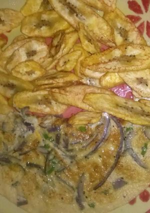 Una foto de Torta de huevo con plátanos fritos