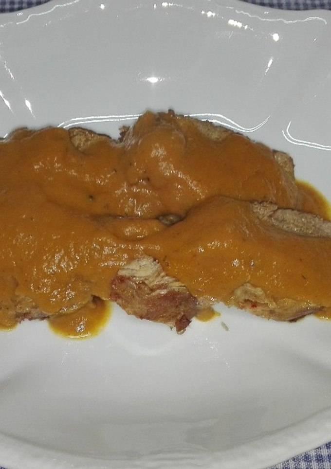 Una foto de Solomillo de cerdo en salsa de vino tinto