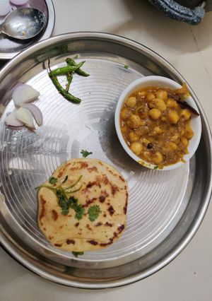 A picture of Chhole kulcha.