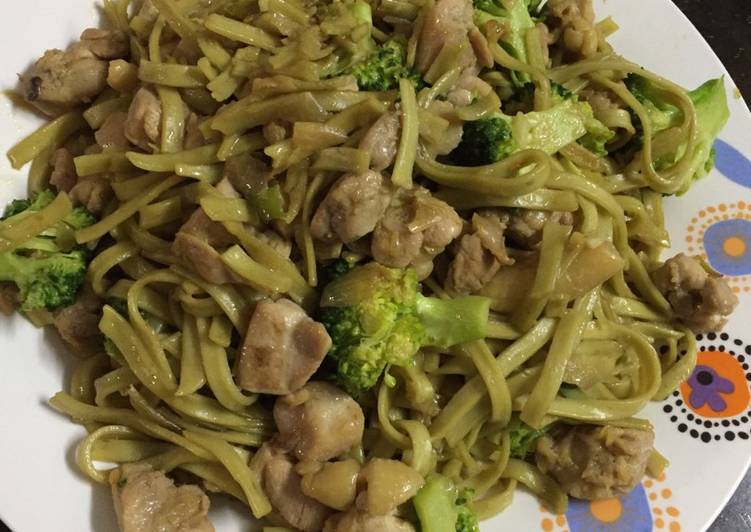 Mie Bayam goreng dgn ayam dan sayur