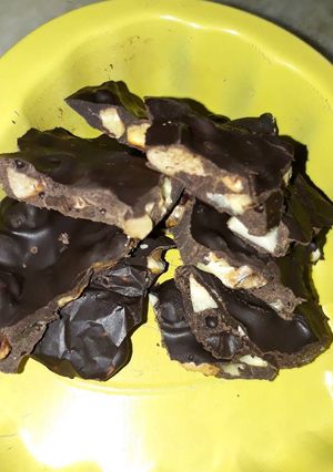 A picture of Easy fruit and nut chocolate.