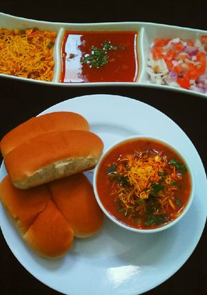 A picture of Misal pav.