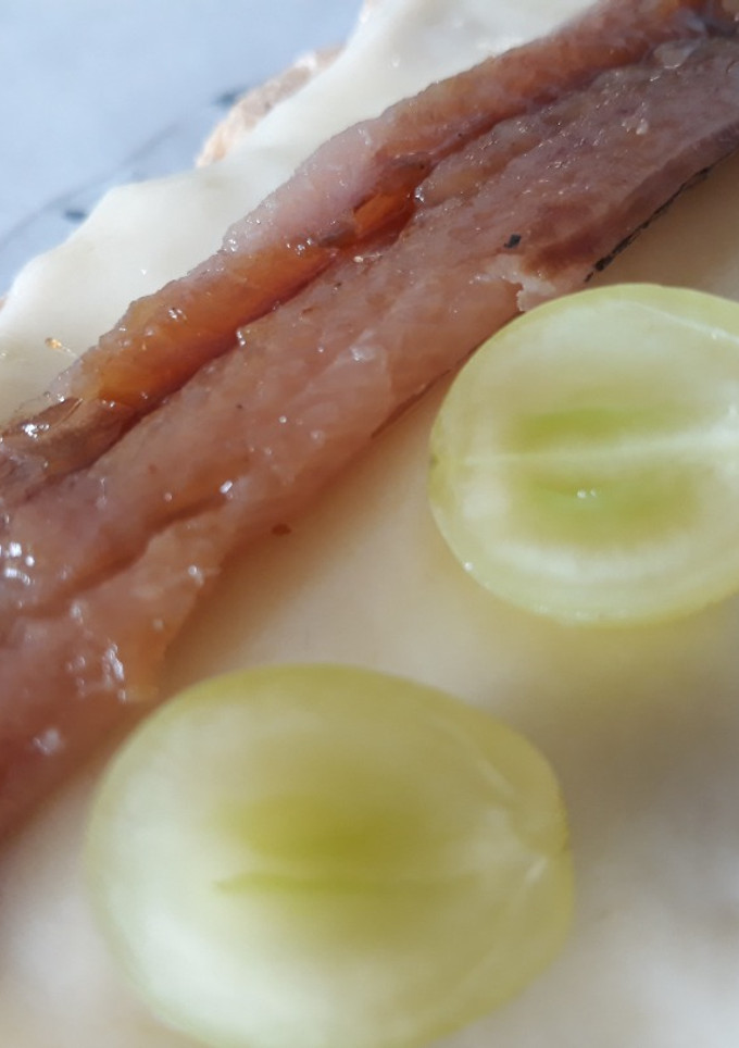 Una foto de Tostas de queso y sardinas ahumadas
