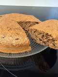 Bizcocho sin gluten de chocolate negro y nueces, sin harina y casi sin azúcar!