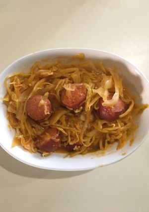 Una foto de Salchichas de Res y Col guisados
