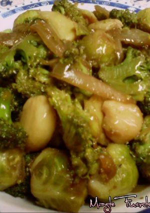 Una foto de Brócoli y coles de Bruselas en wok