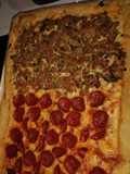 Pizza mitad pepperoni y mitad champiñones