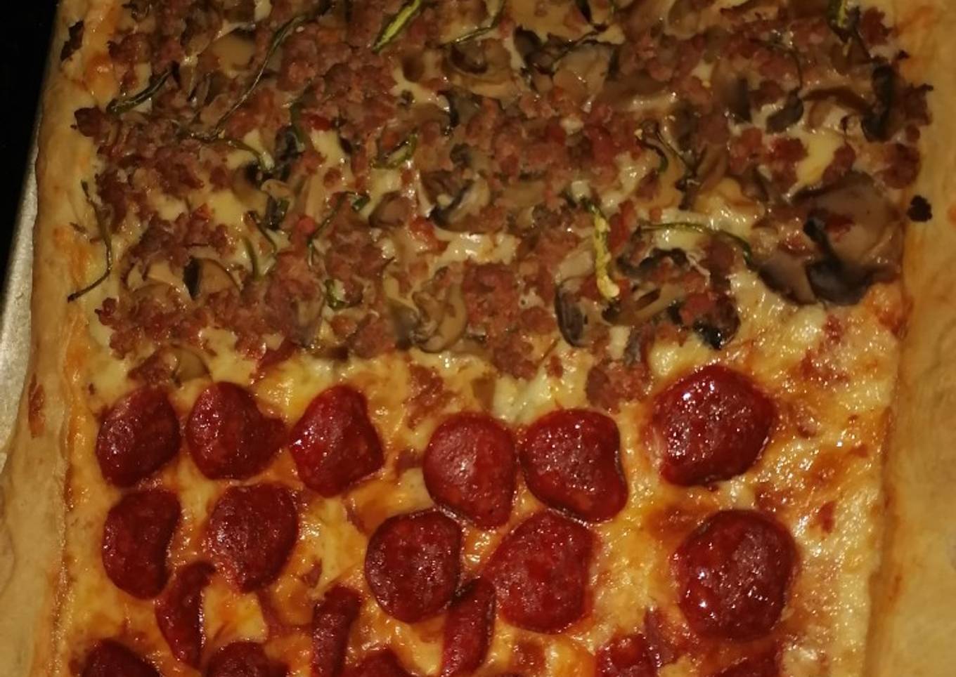 Pizza mitad pepperoni y mitad champiñones