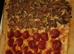 Una foto de Pizza mitad pepperoni y mitad champiñones