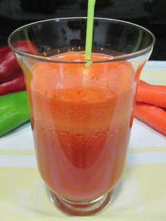 Una foto de Licuado de pimiento rojo y verde italiano con zanahorias - fácil