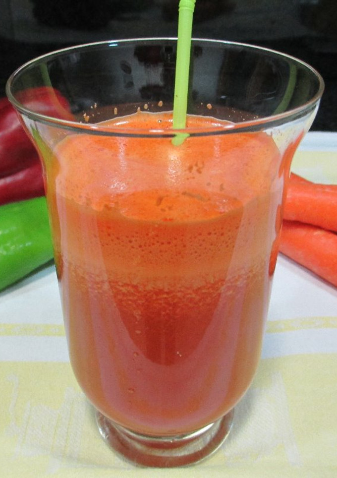 Una foto de Licuado de pimiento rojo y verde italiano con zanahorias - fácil