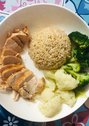 Hình của món Cơm healthy với ức gà áp chảo.