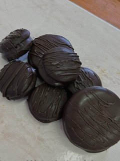 Una foto de Alfajores de chocolate bañados en chocolate