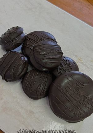 Una foto de Alfajores de chocolate bañados en chocolate