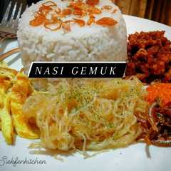 A picture of Nasi Gemuk Sambal pedas manis (tips nasi by siekfen Kitchen).