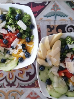 Una foto de Ensalada de pimientos y brócoli🥦🥒🍏🥗