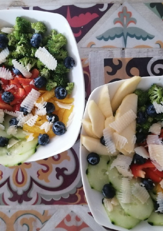 Una foto de Ensalada de pimientos y brócoli🥦🥒🍏🥗