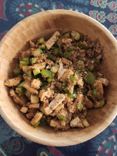 Una foto de Quinoa con tofu y verduras