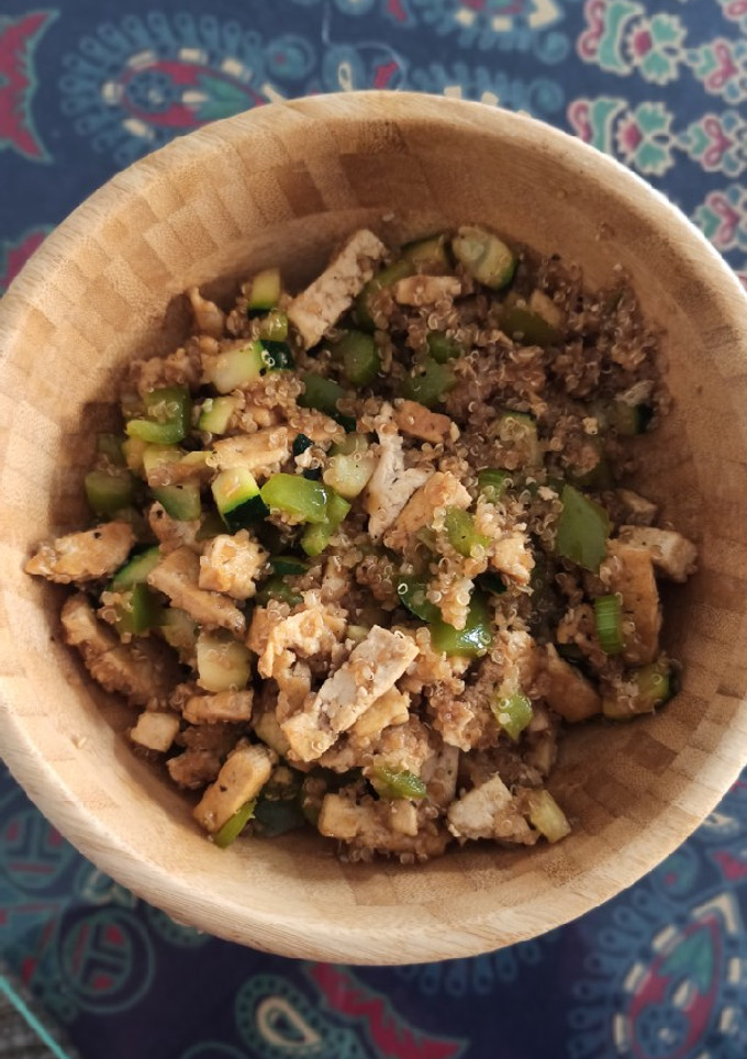Una foto de Quinoa con tofu y verduras