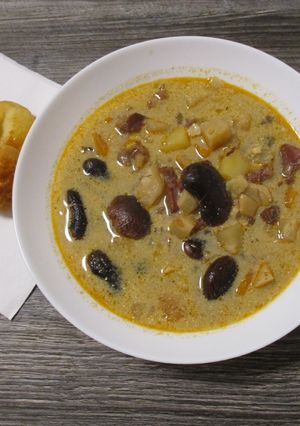 Bableves 🥣 lila 🟣 lóbabbal és füstölt 🐖 francia🇫🇷 csülökkel 🔥 recept fotója