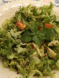 Ensalada de escarola, tomate, aguacate y albahaca