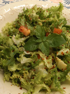 Una foto de Ensalada de escarola, tomate, aguacate y albahaca