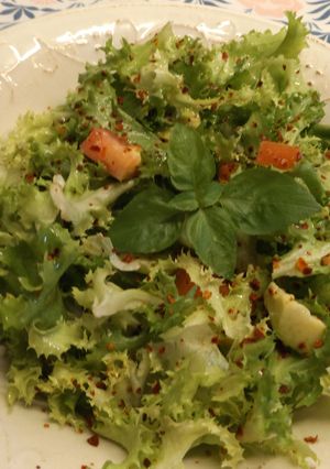 Una foto de Ensalada de escarola, tomate, aguacate y albahaca