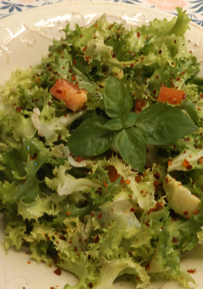 Una foto de Ensalada de escarola, tomate, aguacate y albahaca