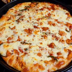 A picture of Chicken tikka creamy pizza.