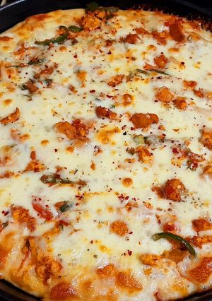 A picture of Chicken tikka creamy pizza.