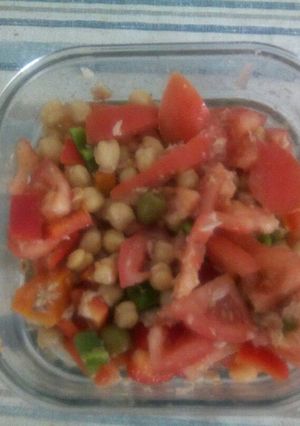 Una foto de Ensalada de garbanzos