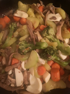 Una foto de Salteado de setas claras y verduras