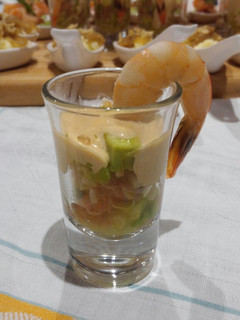 Una foto de Vasitos de gambas, aguacate y pomelo rosado
