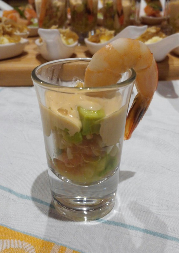 Una foto de Vasitos de gambas, aguacate y pomelo rosado