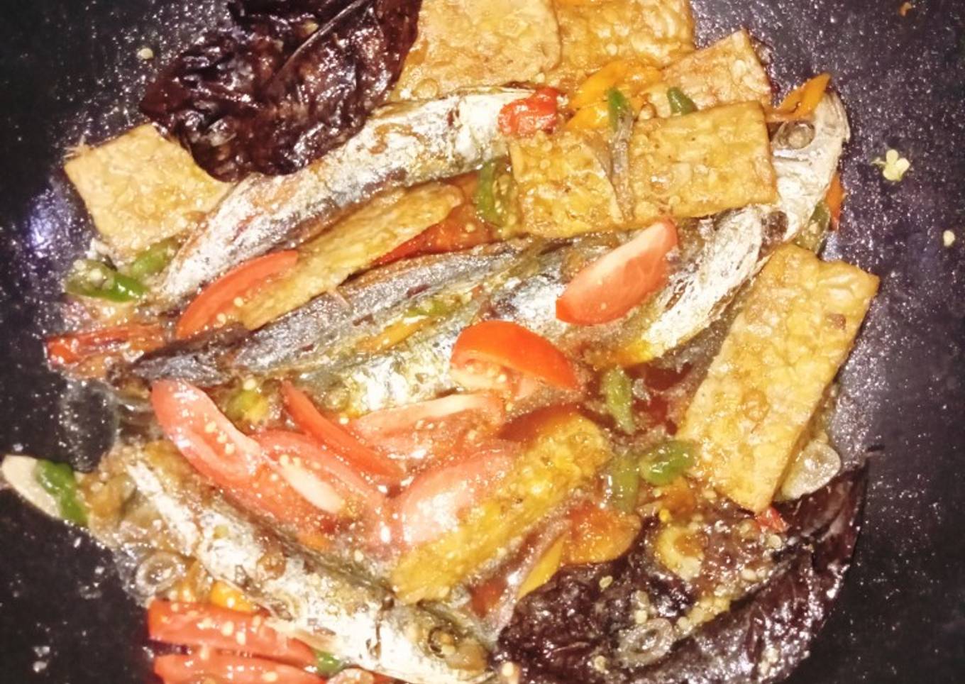 Kicik ikan keranjang (pindang Salem) & tempe