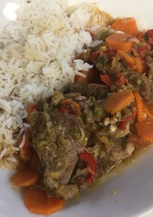 Una foto de Guiso de carne con arroz