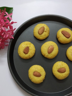 કેસર મલાઈ પેંડા (kesar malai penda recipe in gujarati) રેસીપી મુખ્ય ફોટો