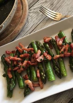 Une photo de Asperges vertes sautées aux lardons