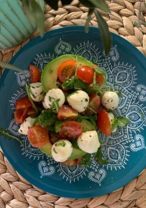 Foto principal de Aguacates con tomate cherry, perlas de mozzarella, rúcula y orégano
