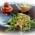 Carpaccio Pescespada e pistacchi. Tartare di salmone e fragole. Gambero in guazzetto d'arancia