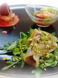 Carpaccio Pescespada e pistacchi. Tartare di salmone e fragole. Gambero in guazzetto d'arancia