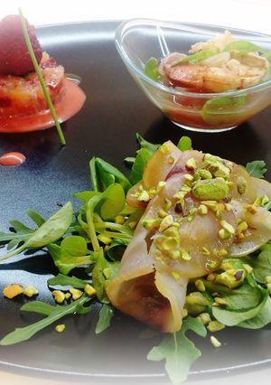 Foto di Carpaccio Pescespada e pistacchi. Tartare di salmone e fragole. Gambero in guazzetto d'arancia