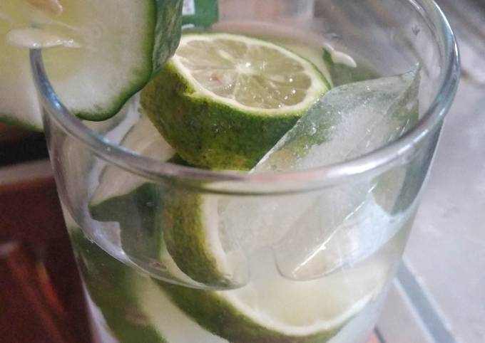 Refreshing cucumber water