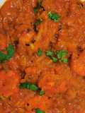 Zucchini con camarones cocidos en salsa de tomate