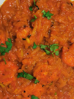 Una foto de Zucchini con camarones cocidos en salsa de tomate